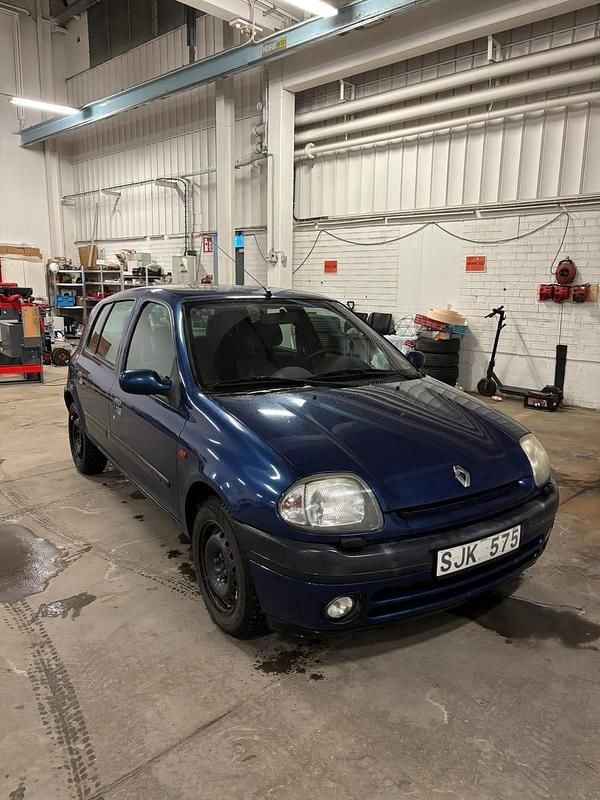 Begagnad 2001 Renault Clio II Halvkombi | 23 000 kr (Marknadspris) - Bild 1/4