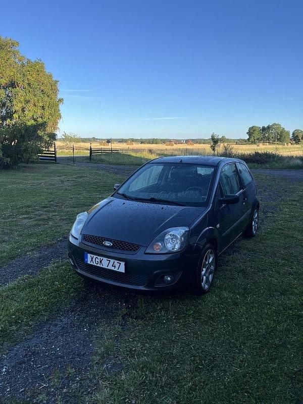 Grå Begagnad 2006 Ford Fiesta Halvkombi | 22 000 kr (Marknadspris) - Bild 1/4
