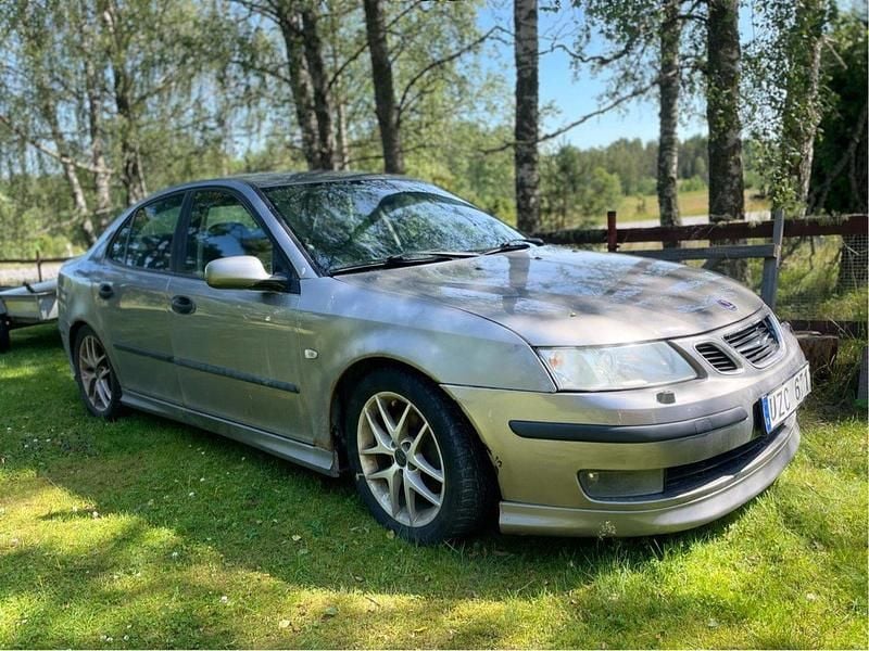 Grå Begagnad 2004 Saab 9-3 Aero Sedan | 23 500 kr (Marknadspris) - Bild 1/4