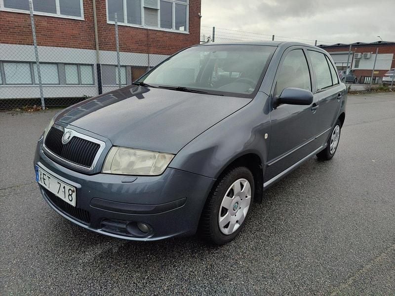 Grå Begagnad 2006 Skoda Fabia Halvkombi | 20 000 kr (Marknadspris) - Bild 1/4
