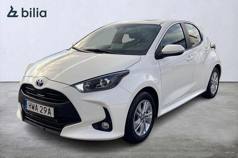 Vit Begagnad 2023 Toyota Yaris Hybrid Active Halvkombi | 229 900 kr (Marknadspris) - Bild 1/3