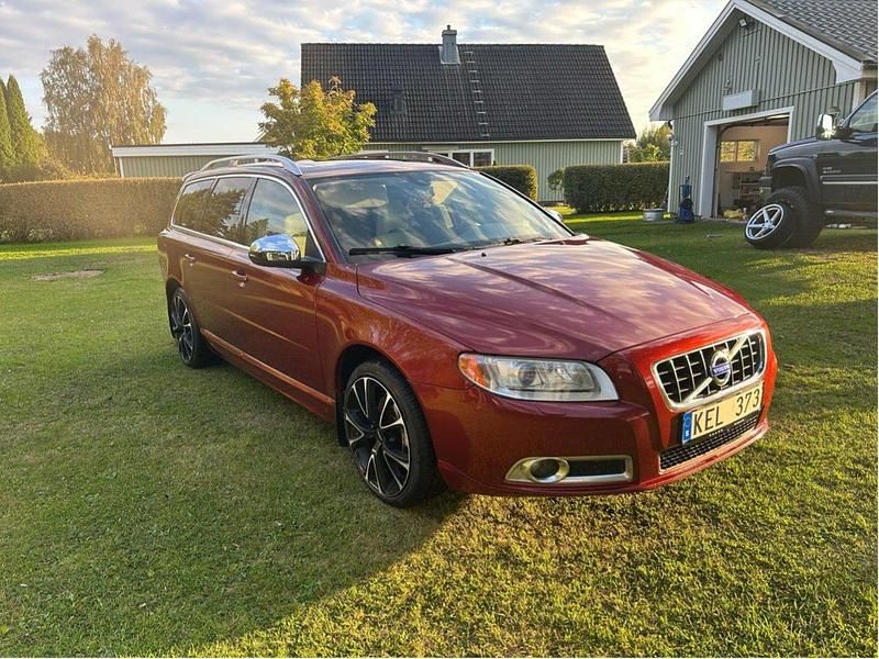 Röd Begagnad 2011 Volvo V70 Summum Kombi | 96 000 kr (Marknadspris) - Bild 1/4