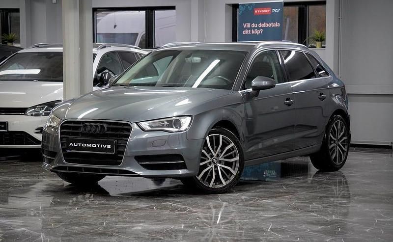 Grå Begagnad 2016 Audi A3 Sportback Attraction Halvkombi | 159 900 kr (Marknadspris) - Bild 1/4