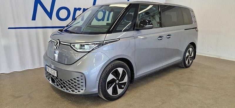 Silver (mono silver metallic) Begagnad 2023 VW ID. Buzz Pro Minibuss | 519 900 kr (Marknadspris) - Bild 1/4