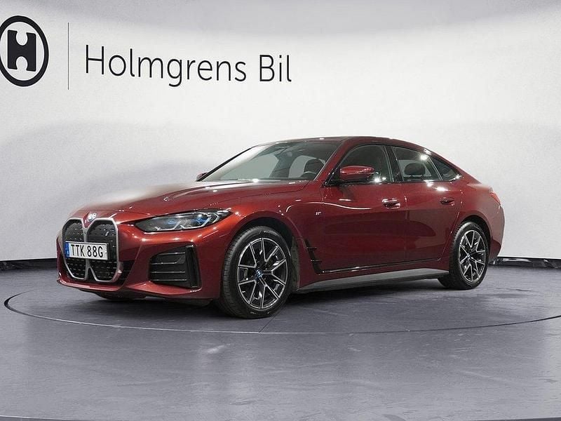 Röd Begagnad 2023 BMW i4 M Sport Sedan | 439 800 kr (Marknadspris) - Bild 1/4
