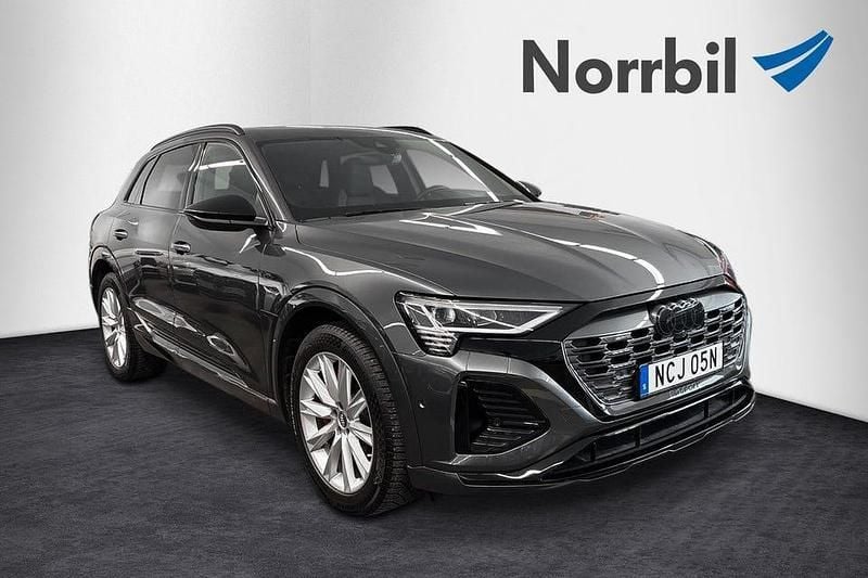 Grå Begagnad 2023 Audi Q8 e-tron S-Line SUV | 759 000 kr - Bild 1/4