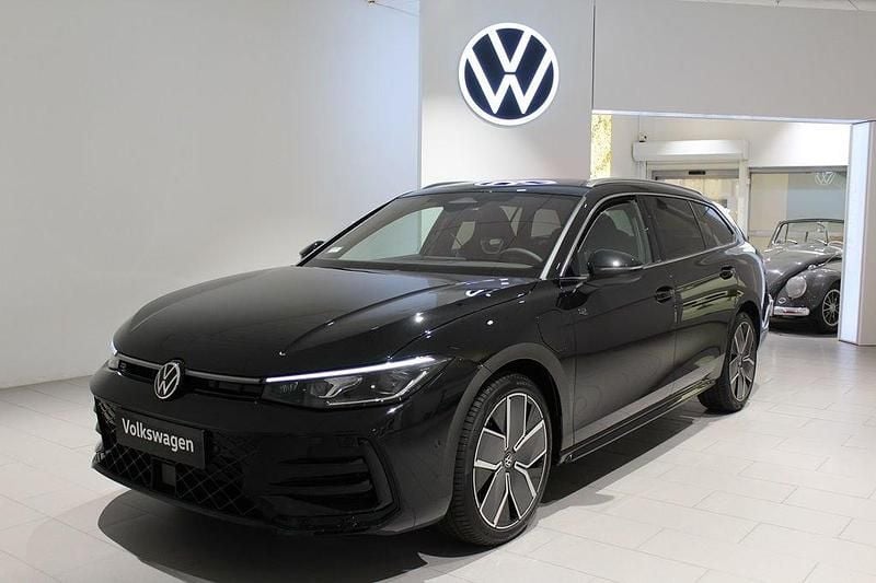 Svart (grenadilla black metallic) Ny 2025 VW Passat R-line Kombi | 556 400 kr (Marknadspris) - Bild 1/4