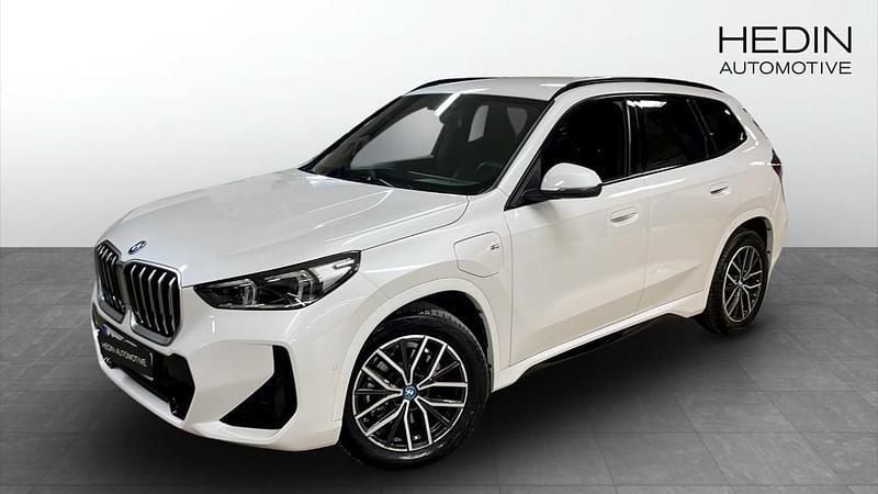 Vit (white) Begagnad 2024 BMW X1 M Sport SUV | 524 700 kr (Marknadspris) - Bild 1/2