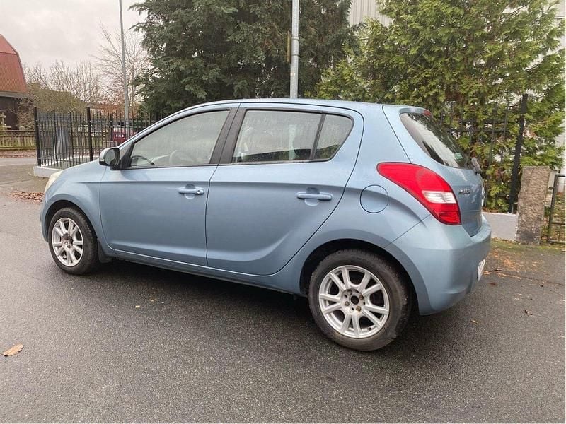 Blå Begagnad 2012 Hyundai i20 Premium Halvkombi | 49 000 kr (Marknadspris) - Bild 1/4