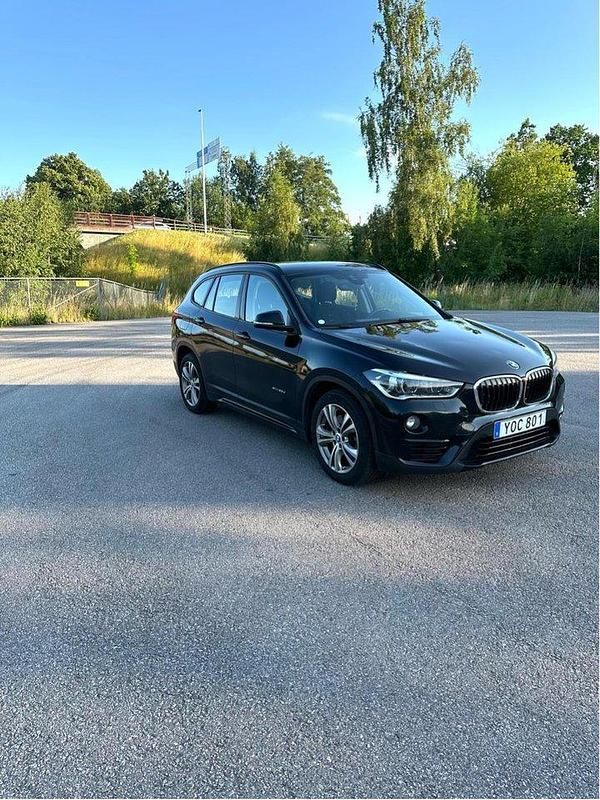 Svart Begagnad 2018 BMW X1 Sport Line SUV | 215 000 kr (Bra pris) - Bild 1/4