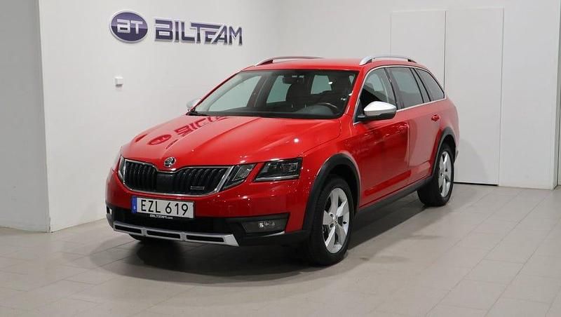 Corridaröd Begagnad 2019 Skoda Octavia Kombi | 244 900 kr (Marknadspris) - Bild 1/4