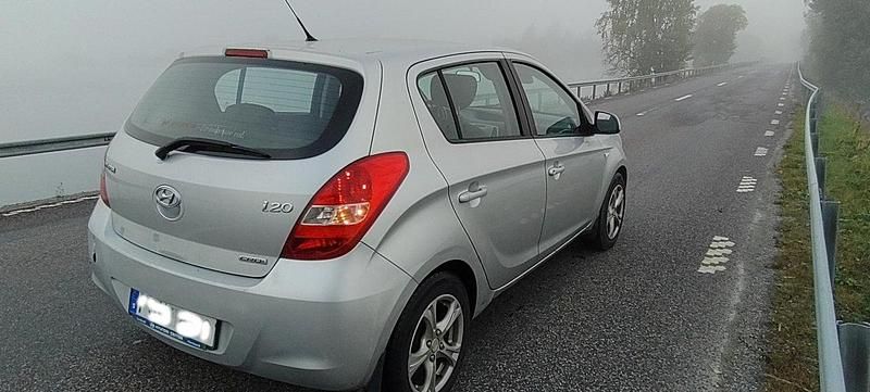Silver Begagnad 2009 Hyundai i20 Premium Halvkombi | 28 000 kr (Marknadspris) - Bild 1/4