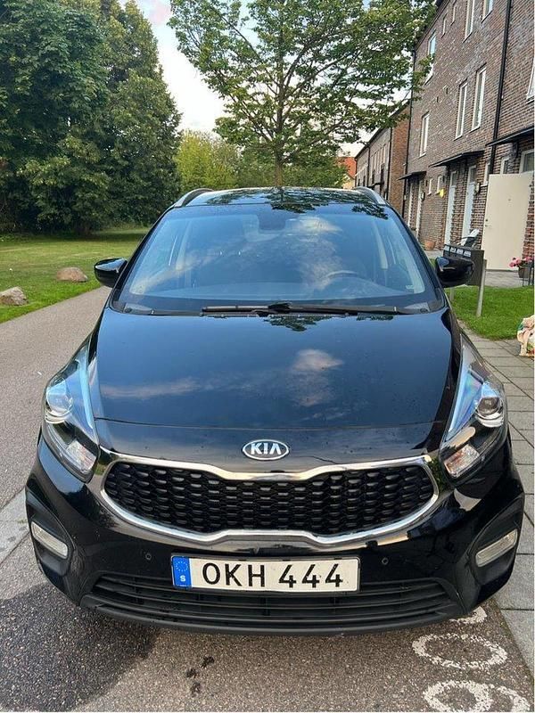 Svart Begagnad 2017 Kia Carens Minibuss | 149 999 kr (Marknadspris) - Bild 1/4
