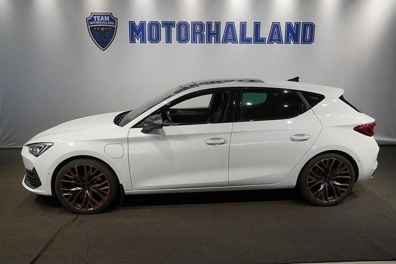 Vit Begagnad 2022 Cupra Leon VZ2 Halvkombi | 269 900 kr (Marknadspris) - Bild 1/4