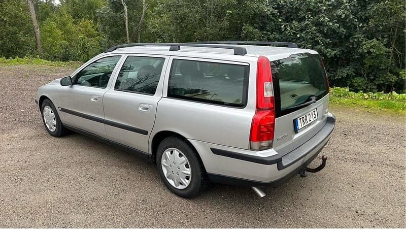 Grå Begagnad 2003 Volvo V70 Kombi | 29 900 kr (Marknadspris) - Bild 1/4