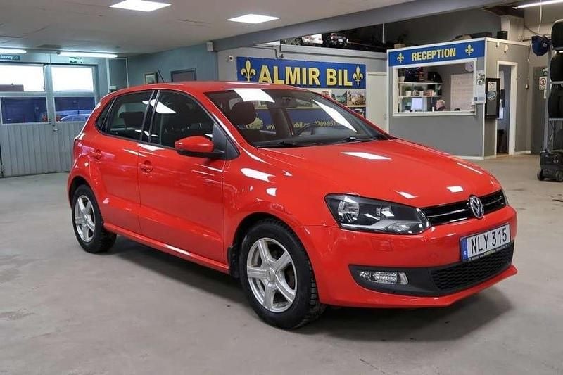Röd Begagnad 2014 VW Polo Halvkombi | 77 500 kr (Marknadspris) - Bild 1/4