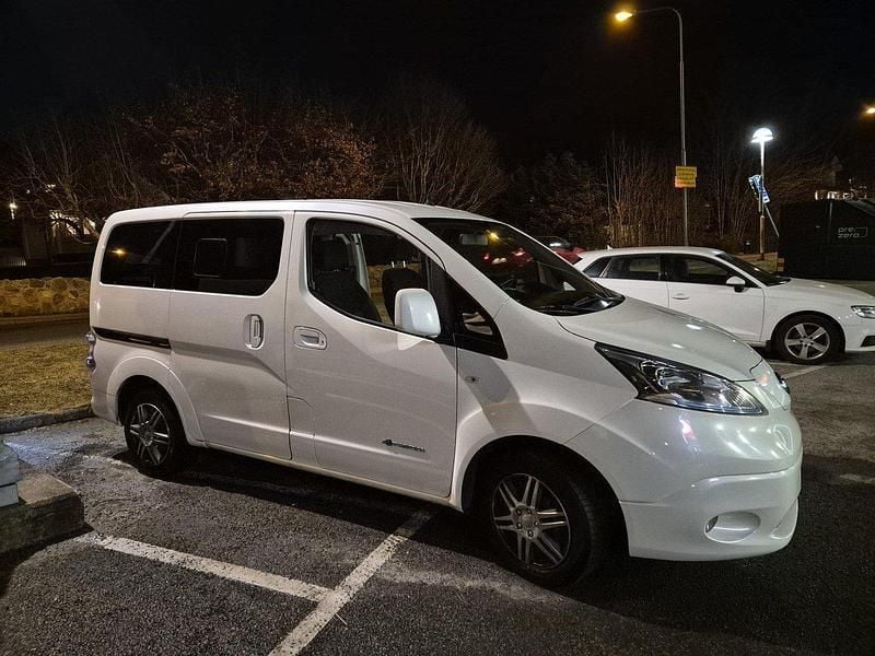 Vit Begagnad 2018 Nissan e-NV200 Van | 200 000 kr - Bild 1/4
