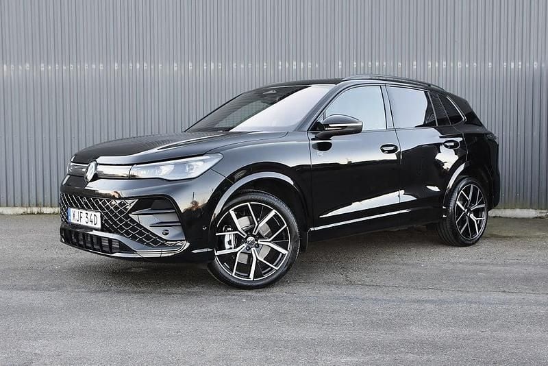 Svart Begagnad 2025 VW Tiguan R-line SUV | 499 900 kr (Lite dyr) - Bild 1/4