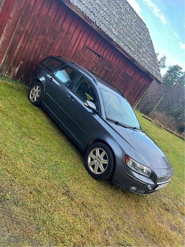 Grå Begagnad 2006 Volvo V50 Kombi | 21 500 kr (Marknadspris) - Bild 1/4