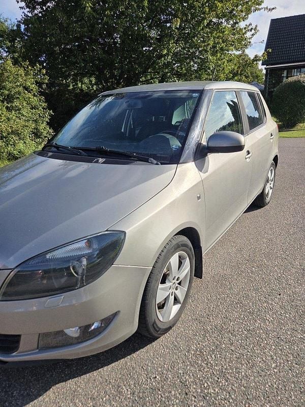 Brun Begagnad 2014 Skoda Fabia Ambiente Halvkombi | 35 000 kr (Superpris) - Bild 1/2