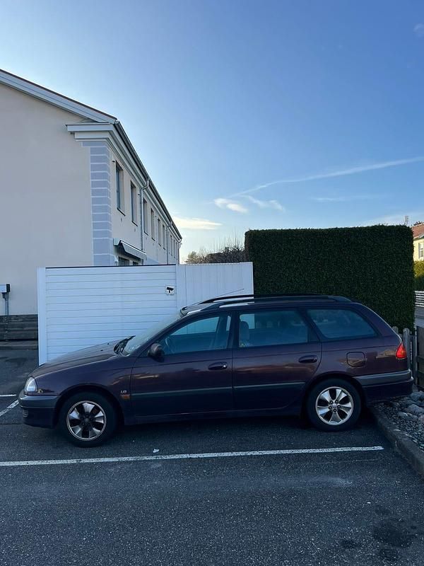 Begagnad 2000 Toyota Avensis Kombi | 15 000 kr (Marknadspris) - Bild 1/4