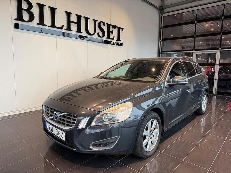Grå Begagnad 2011 Volvo V60 Momentum Kombi | 124 900 kr (Lite dyr) - Bild 1/3