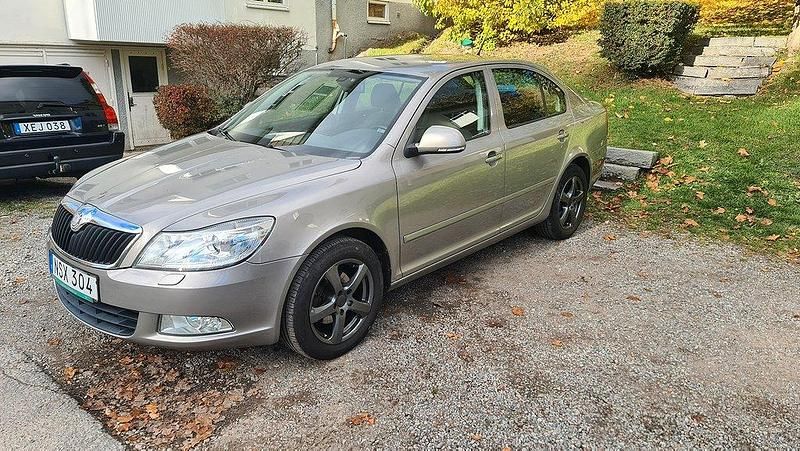Ljusbrun Begagnad 2010 Skoda Octavia Elegance Halvkombi | 49 900 kr (Marknadspris) - Bild 1/4