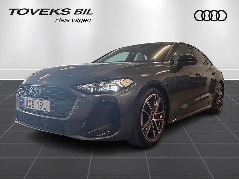 Daytonagrå pärleffekt Ny 2025 Audi A5 Sportback S-Line Halvkombi | 728 000 kr - Bild 1/4