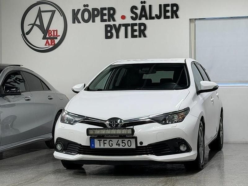 Begagnad Toyota Auris Business Edition 112 HK (82 kW) 2015 Vit Halvkombi