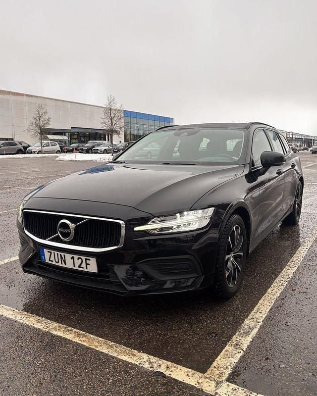 Begagnad 2019 Volvo V60 Momentum Kombi | 199 000 kr (Marknadspris) - Bild 1/4