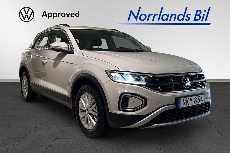 Grå (ascot grey) Begagnad 2023 VW T-Roc Life SUV | 289 000 kr (Marknadspris) - Bild 1/4