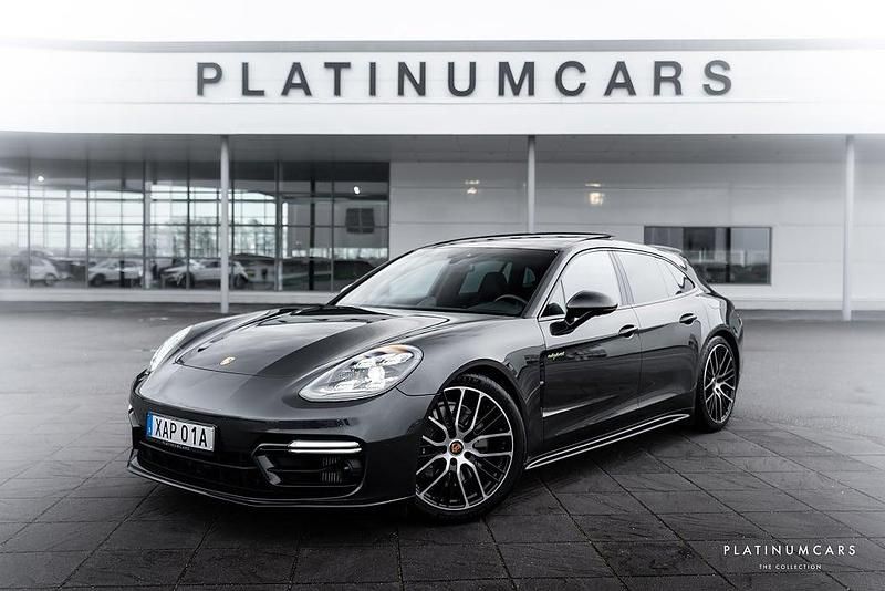 Grå Begagnad 2023 Porsche Panamera Sport Turismo Kombi | 989 000 kr - Bild 1/4