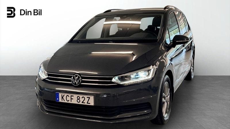 Mörkgrå Begagnad 2024 VW Touran Life Minibuss | 379 900 kr (Marknadspris) - Bild 1/4