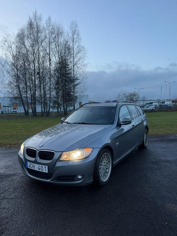 Begagnad 2009 BMW 320 Kombi | 72 000 kr (Marknadspris) - Bild 1/4