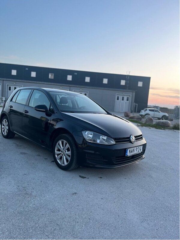 Svart Begagnad 2014 VW Golf VII Halvkombi | 98 000 kr (Lite dyr) - Bild 1/4