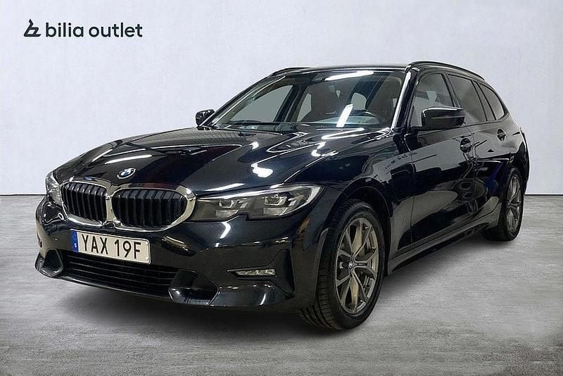 Svart Begagnad 2021 BMW 330e Sport Line Kombi | 214 900 kr (Superpris) - Bild 1/3