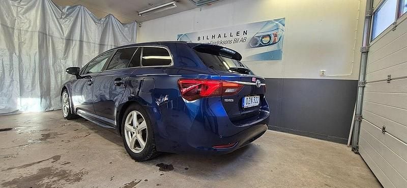 Begagnad Toyota Avensis Executive 143 HK (105 kW) 2015 Metallic Kombi