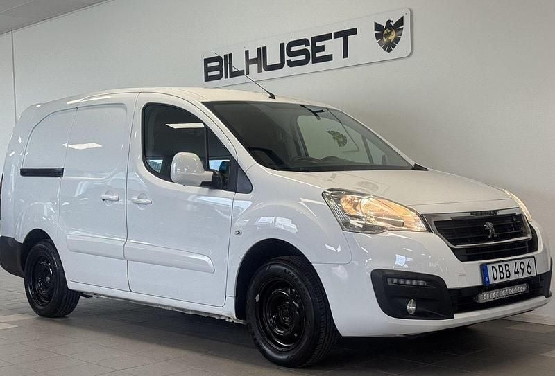 Vit Begagnad 2018 Peugeot Partner Minibuss | 59 900 kr (Superpris) - Bild 1/4