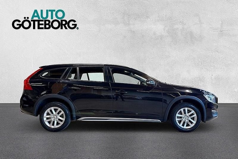 Begagnad Volvo V60 CC Momentum 190 HK (139 kW) 2018 Svart Kombi