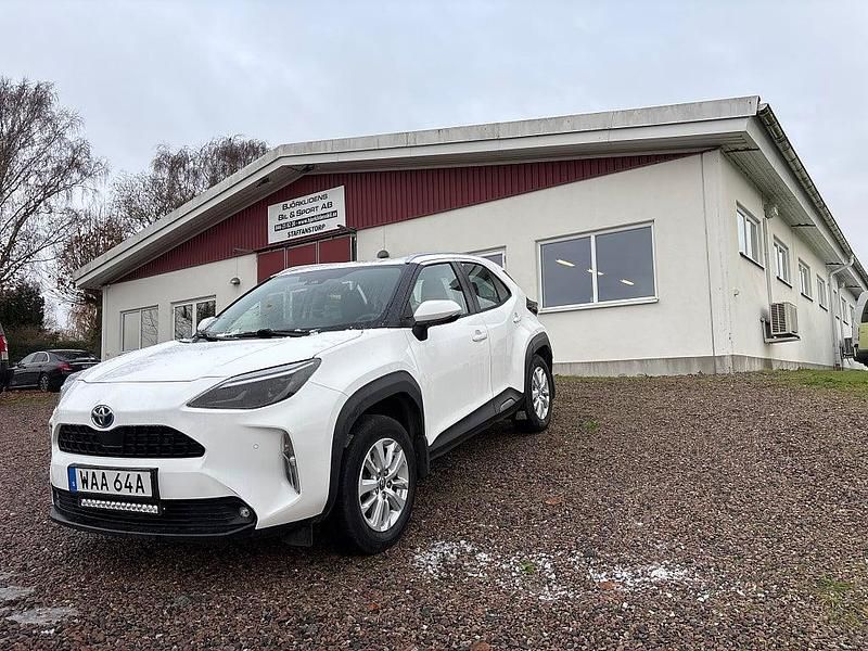 Vit Begagnad 2022 Toyota Yaris Cross Active SUV | 239 000 kr (Marknadspris) - Bild 1/4