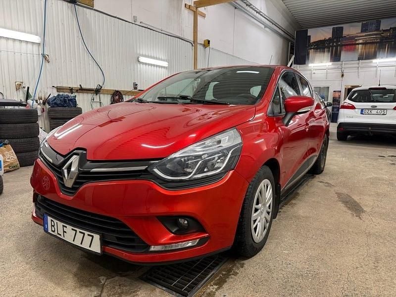 Röd Begagnad 2018 Renault Clio IV Zen | 84 900 kr (Marknadspris) - Bild 1/4