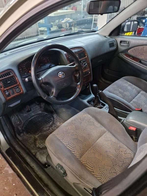 Begagnad Toyota Avensis 128 HK (94 kW) 2000 Sedan