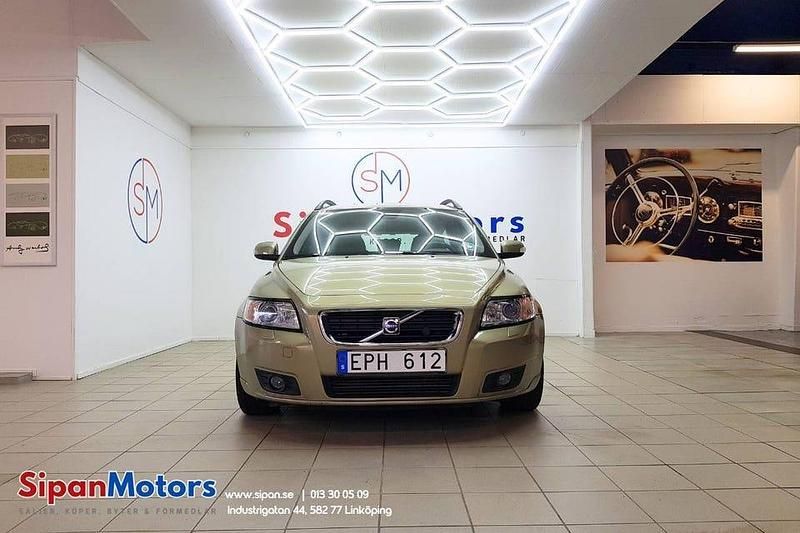 Begagnad Volvo V50 Momentum 109 HK (80 kW) 2009 Grön Kombi