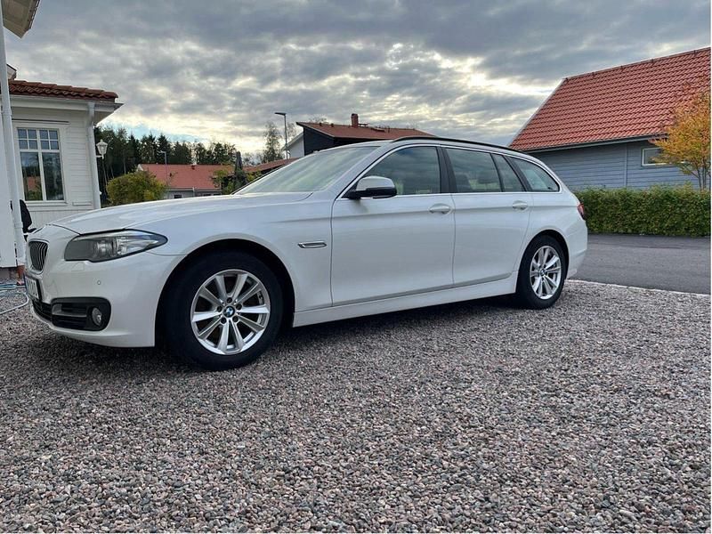 Vit Begagnad 2014 BMW 520 Kombi | 109 000 kr (Bra pris) - Bild 1/4