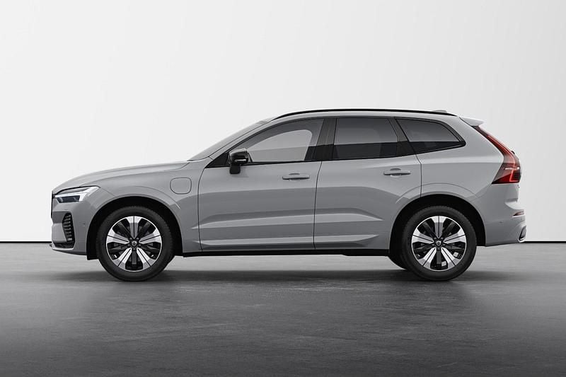Grå Ny 2024 Volvo XC60 Plus SUV | 609 900 kr (Marknadspris) - Bild 1/4
