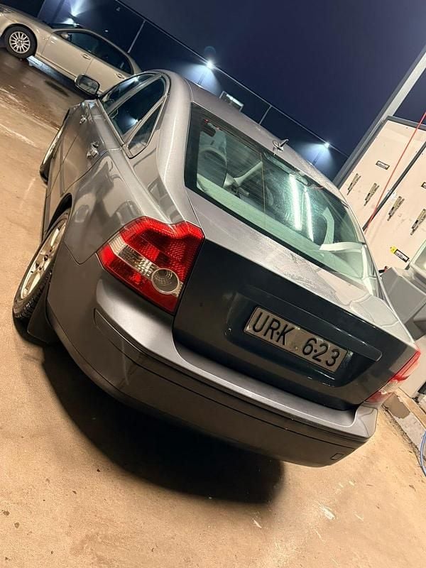 Mörkgrå Begagnad 2004 Volvo S40 Sedan | 24 880 kr (Marknadspris) - Bild 1/4