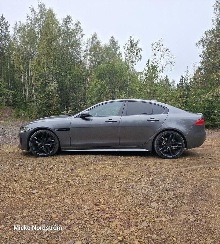 Grå Begagnad 2018 Jaguar XE R-Sport Sedan | 199 900 kr (Lite dyr) - Bild 1/4