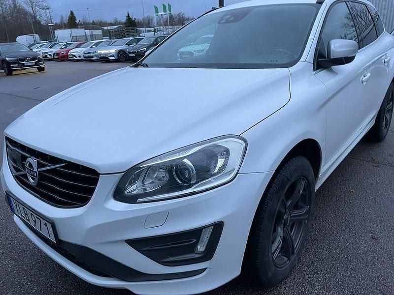 Vit (crystal white metallic) Begagnad 2017 Volvo XC60 R-Design SUV | 199 000 kr (Marknadspris) - Bild 1/2
