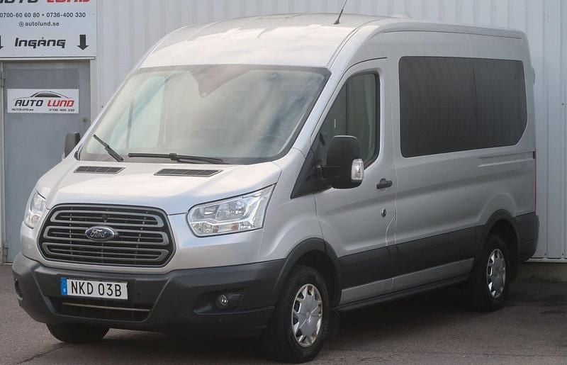 Grå (gråmetallic) Begagnad 2019 Ford Transit Kombi | 189 900 kr (Dyr) - Bild 1/4
