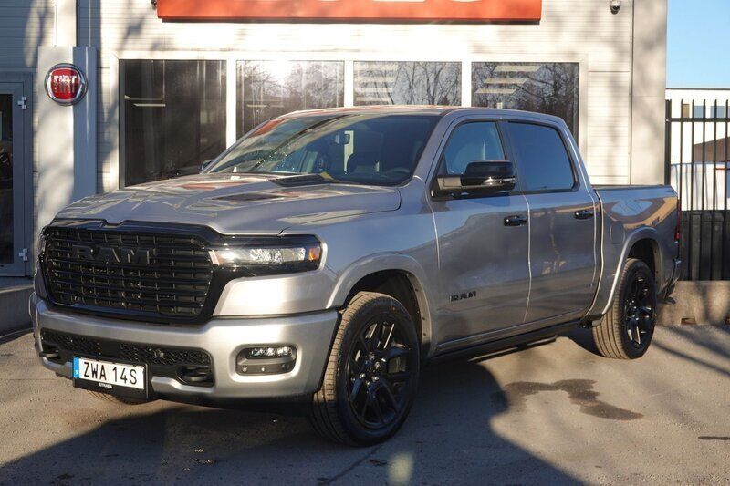 Grå Ny 2025 Dodge Ram Pickup | 1 174 000 kr (Marknadspris) - Bild 1/4